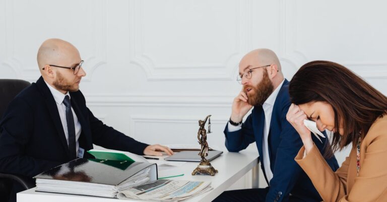 découvrez les différents statuts juridiques d'entreprise pour choisir la structure adaptée à votre activité et assurer la conformité légale de votre business.